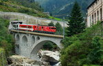 Am 16.09.2016 hat der Deh 4/4 II 94 der Matterhorn-Gotthard-Bahn den Bahnhof Göschenen mit einem Zug nach Andermatt verlassen und schiebt ihn die Steigung durch die Schöllenenschlucht empor.