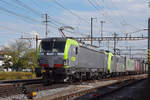 Doppeltraktion, mit den BLS Loks 475 416-4 und 486 501-0, durchfährt den Bahnhof Pratteln.
