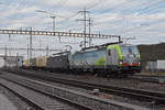 Doppeltraktion, mit den Siemens Vectron 475 407-3 und 193 711-9 durchfährt den Bahnhof Pratteln.