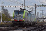 Siemens Vectron 475 410-7 der BLS durchfährt solo den Bahnhof Pratteln. Die Aufnahme stammt vom 04.11.2021.