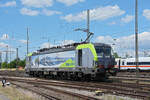 Siemens Vectron 475 424-8 der BLS verlässt die Abstellanlage beim badischen Bahnhof. Die Aufnahme stammt vom 10.06.2022.