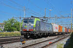 Siemens Vectron 475 405-7 der BLS durchfährt den Bahnhof Pratteln. Die Aufnahme stammt vom 13.06.2022.