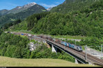 Railpool 187 008 mit Werbeblache für die DVA Deutsche Verkehrs-Assekuranz-  Vermittlungs-GmbH und gegenwärtig für BLS Cargo im Einsatz, führt vor einer Lok der Baureihe 186