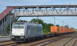 Crossrail AG mit der Rpool   186 531-0  [NVR-Nummer: 91 80 6186 531-0 D-Rpool] und Containerzug aus Polen am 13.06.19 Saarmund Bhf.
