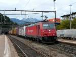 Crossrail - Loks 185 595-6 und 185 579-0 vor Güterzug bei der durchfahrt im Bahnhof Bellinzona am 18.09.2013