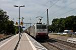 Am 07.06.2014 fuhr Crossrail 186 902 mit einem langen Containerzug durch den Bahnhof von Emmendingen gen Freiburg.