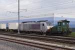 railCare: Der historische Tm 98 85 5237 906-3 CH-JUEST von Stauffer, Schienen- und Spezialfahrzeuge Frauenfeld, schleppt am 9.