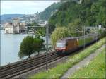 Eine Re 460 mit Cisalpino Wagen fhrt am 02.08.08 entlang des Genfer Sees an der schnen Kulisse des Chteau de Chillon vorbei. (Jeanny)