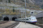 Nach langer Dunkelheit endlich am Tageslicht -    Ein Cisalpino am Nordportal des Gotthardtunnels.