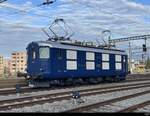 CLRA - Ex SBB - Re 4/4  10009 (91 85 4 410 009-5) im neuen Blauen Farbkleid in Lyss am 20.03.2025
