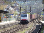 Crossrail - Loks 186 904-9 und 186 912-2 bei der durchfahrt im Bahnhof von Liestal am 16.04.2016
