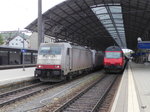 Crossrail - Loks 186 909-4 und 186 903-1 bei der durchfahrt im Bahnhof von Olten am 16.04.2016