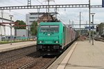 Durchfahrt am 14.05.2015 von Crossrail 185 577-4 und 185 602-0 mit einem Containerzug aus Italien in Pratteln in Richtung Rangierbahnhof Muttenz.