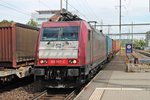 185 597-2 am 14.05.2015 mit einem Containerzug aus Richtung Gotthard/Frick bei der Druchfahrt in Pratteln gen Muttenz.