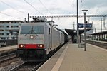 Mit einem Containerzug fuhr am 14.05.2015 die 186 908 zusammen mit 186 902 durch den Bahnhof von Pratteln in Richtung Italien.