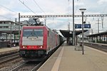 Mit einem Containerzug fuhr am 14.05.2015 die 185 602-0 und 185 599-8 zusammen durch den Bahnhof von Pratteln in Richutng Italien.