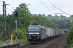 Die 185 567-5 der Crossrail/MRCE  ist in schwarzer Lackierung unterwegs.Am Haken ein Containerzug.Aufnahme vom Sommer 2010 in Eilendorf (Kr.Aachen).