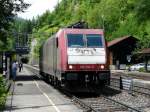Crossrail - Lokzug 185 594-9 bei der Durchfahrt im Bahnhof Blausee-Mitholz am 30.06.2013