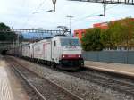 Crossrail - Loks 186 901-5 und 186 905-6 vor Gterzug bei der durchfahrt im Bahnhof Bellinzona am 18.09.2013