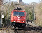 185 596-4  Suzy  von Crossrail  kommt als Lokzug aus Aachen-West nach Köln-Eifeltor aus Richtung Aachen-West und fährt durch Aachen-Schanz in Richtung Aachen-Hbf,Aachen-Rothe-Erde,Aachen-Eilendorf,Stolberg-Hbf(Rheinland)Eschweiler-Hbf,Langerwehe,Düren,Merzenich,Buir,Horrem,Kerpen-Köln-Ehrenfeld,Köln-West,Köln-Süd. Aufgenommen vom Bahnsteig von Aachen-Schanz. 
Bei Sonnenschein am 14.3.2018.