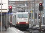 CrossRail  - E-Lok 185 579-0 mit weiterer E-Lok ( ev 185 ) der Crossrail mit einem schweren Gterzug bei der Durchfahrt in Bahnhof von Zollikofen am 09.12.2007