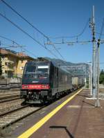 Re 484 901 fhrt mit einem Gterzug durch Stresa.