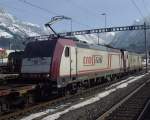 185 592 (vorne) und 185 595 der Crossrail AG warten mit ihrem Containerzug in Frutigen auf das Abfahrtssignal.