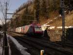 Re 185 599 und eine Schwesterlok der CROSSRAIL AG auf der obersten Ebene der Kehrschleifen bei Blausee-Mitholz, bei der Durchfahrt der ehemaligen Ausweiche Felsenburg, auf der Fahrt Richtung Italien, 21.03.09.