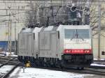 Crossrail - Nachschuss eines Lokzuges mit den Loks 186 ... + 186 902 in von Thun am 28.12.2008