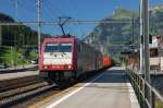 Zwei Lokomotiven von Crossrail (die vorderste ist die 185 592-3) durchfuhren am 29. Juli 2009 mit einem Gterzug den Bahnhof von Kandersteg.