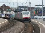 Crossrail - Lok 185 581-6 zusammen mit der Lok 185 591-5 vor Gterzug bei der Durchfahrt im Bahnhof Thun am 15.05.2010