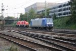 Die 145 CL-204 von Crossrail rangiert in Aachen-West im Hintergrund kommen zwei Rangierloks fahren als Lokzug aus Stolberg in Richtung Herzogenrath bei Abendsonne.