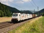 Die 186 903 und die 186 902 am 28.06.2011 mit einem KLV-Zug unterwegs bei Tecknau. 