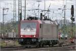 Auf den Weg ins richtige Gleis begibt sich die 185 591-5 der Crossrail am Abend
in Aachen West. Aufnahme vom 26.April 2012.