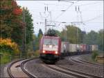 Elegant legt sich die  Crossrail 185 602-0 mit ihrer Gterfracht am Haken in den  langen Gleisbogen am Eschweiler Bahnof (Kr.Aachen),im Oktober 2012.