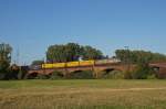 185 602-0 (Crossrail) zieht einen P&O Containerzug ber die Hochheimer-Mainbrcke in Richtung Mainz-Bischofsheim.