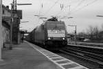 185 601-2 von Crossrail am 16.03.2013 mit einem KLV in Orschweier. (schwarz/wei)