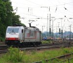 185 580-8  Jana  von Crossrail rangiert in Aachen-West bei Sonne und Wolken am Abend vom 11.6.2013.