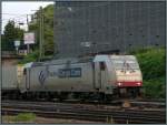 Die Crossrail 185 581-6 in der Ewals Cargo Care Version hat Einfahrt in Aachen West.
Am Haken ein Containerzug. Bildlich festgehalten im August 2012.