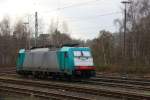 E186 132 von Crossrail steht abgestellt in Herzogenrath bei Sonne und Wolken am 14.12.2013.