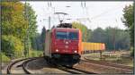 Die Crossrail 185 596-4  ist mit einen Containerzug am Haken im Gleisbogen bei Eschweiler(Rhl) auf der Kbs 480 in Richtung Aachen unterwegs.