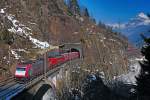 Crossrails Lokomotiven 185 593-1 und 185 595-6 befahren mit einem Containerzug die untere Meienreussbrücke in Wassen.Bild vom 18.2.2015