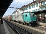 Crossrail - Lok 185 576-6 mit Güterzug bei der durchfahrt im Bahnhof Thun am 13.05.2015