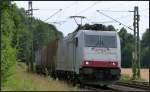 Die 185 579-0 der Crossrail ist mit einen Containerzug unterwegs auf der Kbs 485 bei Rimburg.