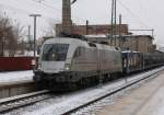 Da durch Bauarbeiten nur zwei Gterzuggleise in Magdeburg Hbf zur Verfgung stehen und beide belegt waren, schlich sich HUPAC 182 600-7 (ES 64 U2-100) ber Gleis 6 durch den Bahnhof. Fotografiert am 11.02.2010. 