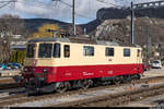 Die Re 421 393 wurde im letzten Herbst zusammen mit der Re 421 387 von SBB Cargo an die IRSI verkauft. Nach einer Revision R2 wurde die Lok letzte Woche in TEE-Lackierung wieder aus dem IW Bellinzona entlassen. Ihre erste Aufgabe war es, am 2. März 2020 die Swisstrain-Loks Ae 4/7 10987, 10951 und die Prototyp-Re 6/6 11602 aus dem Tessin nach Olten Hammer zu bringen. Am 3. März 2020 folgte dann die Weiterfahrt nach Oensingen - Balsthal wo die Lok zurzeit stationiert ist. Die Ae 4/7 10987 brachte danach die beiden anderen Loks weiter nach Payerne.<br>
Die wunderschön gelungene Lok wird in Oensingen für die Fahrt nach Balsthal umrangiert. Man darf gespannt sein, wie sich die derzeit in Bellinzona befindende 421 387 nach der Revision präsentieren wird.