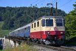 Re 4/4 II 11393 (421 393-0) beim Überqueren der Rheinbrücke bei Eglisau am Morgen des 16.08.2020.