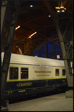 Zum Jahreswechsel (29.12.2025 – 02.01.2026) veranstaltete TR Trans Rail – ZRT Bahnreisen (Schweiz) eine Silvesterfahrt im Extrazug von Bern nach Leipzig. Der Sonderzug, gebildet aus je drei Waggons des „Prestige Continental Express“ und „Suisse Train Bleu“, wurde von der schweizerischen Re 4/4 11387 alias 421 387 (91 85 4421 387-2 CH-IRSI) befördert. Hier der Piano-Barwagen No. 1073  Le Diamant Bar  WRm 61 85 88-94 003-0 CH-IRSI