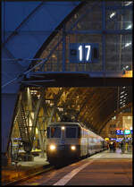 Zum Jahreswechsel (29.12.2025 – 02.01.2026) veranstaltete TR Trans Rail – ZRT Bahnreisen (Schweiz) eine Silvesterfahrt im Extrazug von Bern nach Leipzig. Der Sonderzug, gebildet aus je drei Waggons des „Prestige Continental Express“ und „Suisse Train Bleu“, wurde von der schweizerischen Re 4/4 11387 alias 421 387 (91 85 4421 387-2 CH-IRSI) befördert. Am letzten Tag der Reise ging es morgens von Leipzig Hauptbahnhof wieder zurück nach Bern, als sich die Lokomotive pünktlich um 07:51 Uhr und pfeifend mit dem Sonderzug DZ 13403 von der Messestadt verabschiedete.