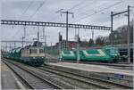 Die IRSI/IGE  Rheingold  Re 4/4 II 11387 (Re 421 387-2) im Dienste der BAM MBC erreicht ihrem Kieszug von Gland nach Apples den Bahnhof von Morges, wo im Hintergrund bereits die beiden Schmalspurloks Ge 4/4 21 und 22 auf die �bernahme des Kieszuges warten. 

4. M�rz 2024